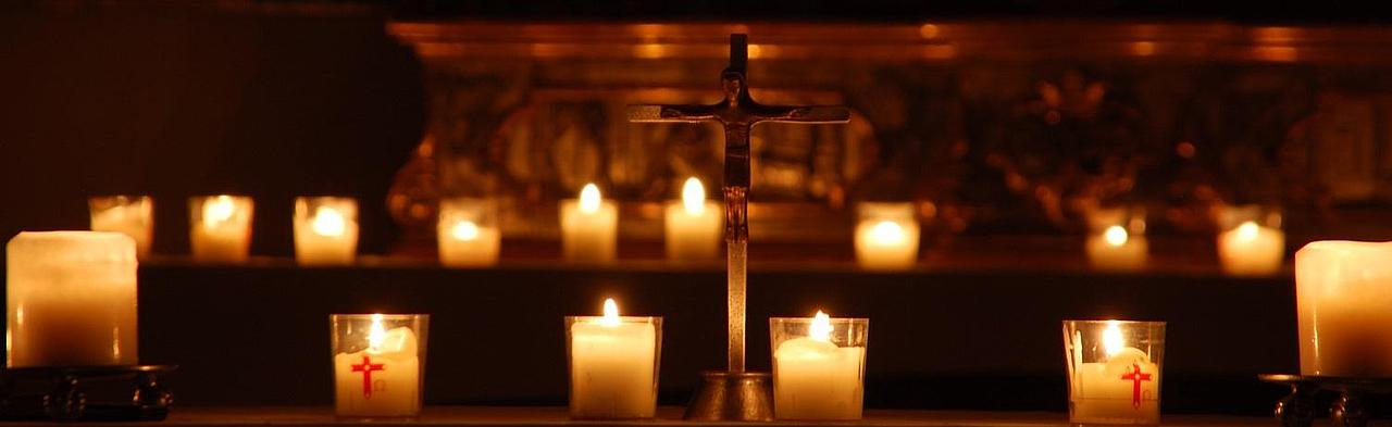 Kreuz im Kerzenlicht. Foto: Max Rahn